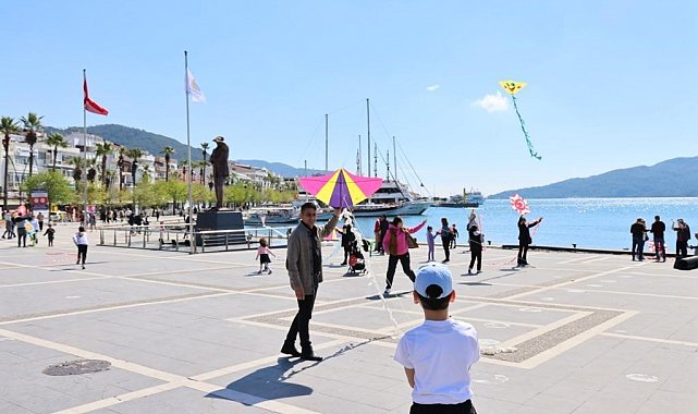 Marmaris'te gökyüzü rengarenk oldu