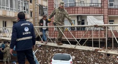 Mehmetçik, selde mahsur kalanları seyyar köprüyle tahliye etti