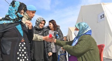 Mehmetçik'ten Malatya'da depremzede kadınlara karanfil