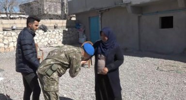 Mehmetçikten depremzede şehit ailesine ziyaret