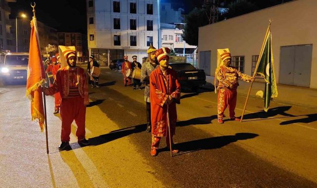 Mehteran takımı sahur için sokağa indi: Vatandaşlar mehter marşlarıyla uyandı