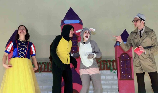 Menteşe Belediye Tiyatrosu çocukların yüzünü güldürdü