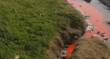 Mersin'de kimyasal atık bırakılan dere, kırmızı akmaya başladı
