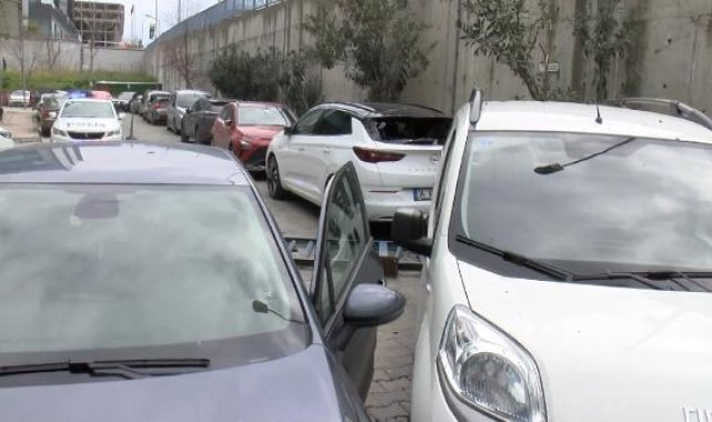 Merter D-100'de otomobilin çarptığı bariyer 4 aracın üzerine düştü