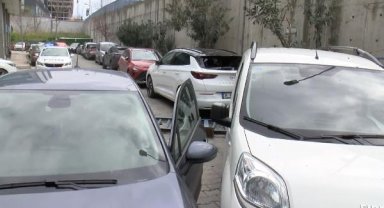 Merter D-100'de otomobilin çarptığı bariyer 4 aracın üzerine düştü