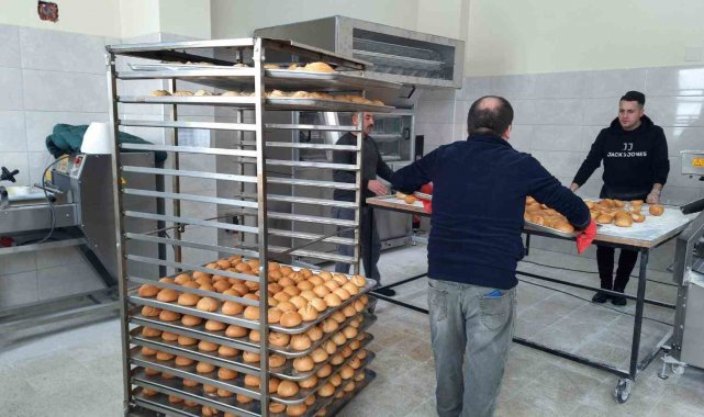Meslek liseli gençler günlük ekmek üretimine devam ediyor