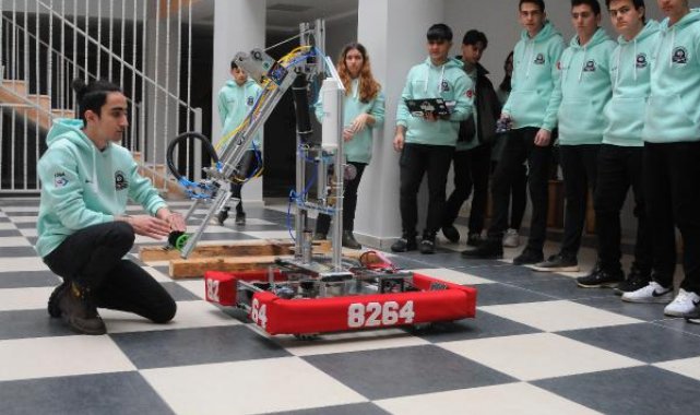 Meslek lisesi öğrencileri tasarladıkları robot ile Kanada'da yarışacak