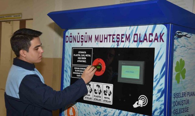 Meslek lisesi öğretmen ve öğrencileri geri dönüşüm otomatı üretti