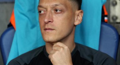 Mesut Özil futbolu bıraktığını açıkladı