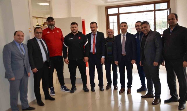 Milli güreşçi ve antrenörü Rize'de öğrenciler ile bir araya geldi