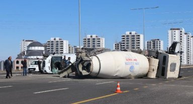 Minibüs ile çarptığı beton mikseri devrildi: 2 ağır yaralı