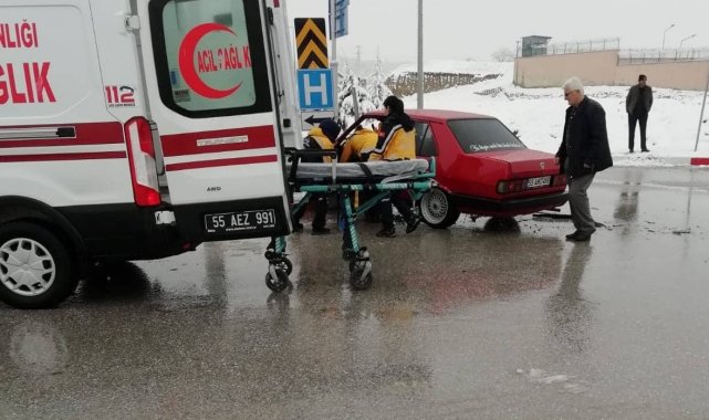 Minibüs ile otomobil çarpıştı: 1 yaralı
