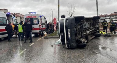 Minibüs, işçi servisiyle çarpıştı: 7 yaralı
