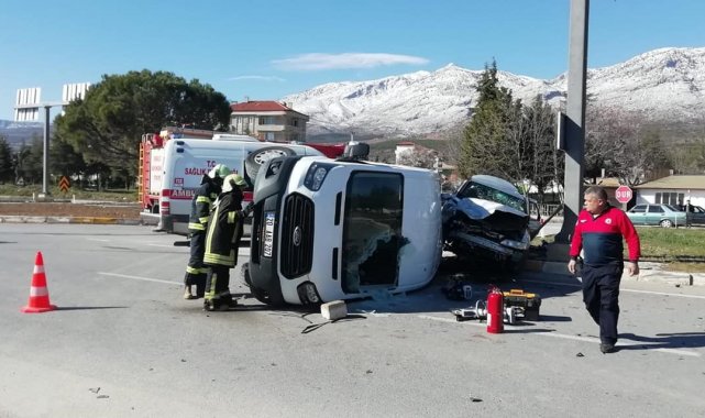 Minibüsle otomobil çarpıştı: 1 yaralı