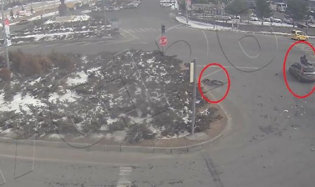 Motosiklet sürücüsü kendisine çarpan otomobilin tavanına düştü