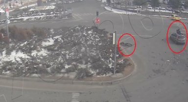 Motosiklet sürücüsü kendisine çarpan otomobilin tavanına düştü
