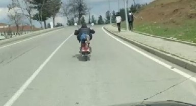 Motosiklet sürücüsünün tehlikeli yolculuğu kamerada