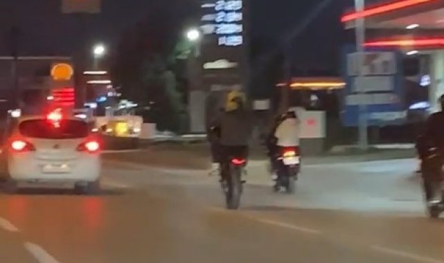 Motosikletli gençlerin trafikteki tehlikeli hareketleri kameralarda