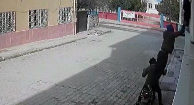Motosikletli hırsızlar, balkonda asılı kıyafetleri çaldı