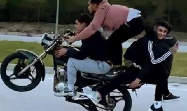 Motosiklette 4 kişiyle tehlikeli yolculuk kamerada