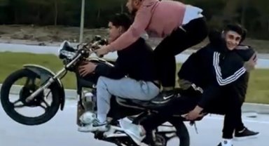 Motosiklette 4 kişiyle tehlikeli yolculuk kamerada