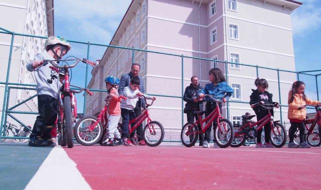 Muğla'da depremzede çocuklara bisiklet eğitimi