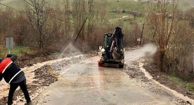 Munzur Çayı'nın taşmasıyla kapanan Tunceli- Ovacık yolu açıldı