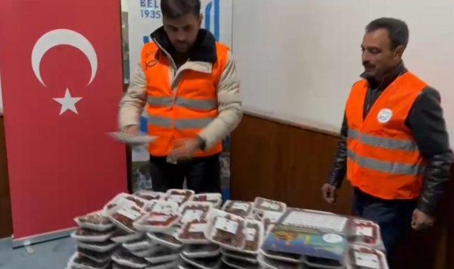 Muradiye Belediyesinden hurma ve imsakiye dağıtımı