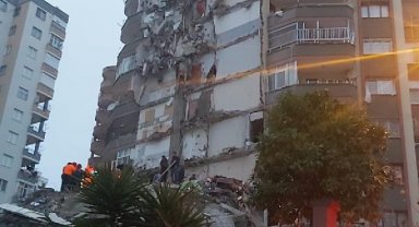 Müteahhidin 'istinat duvarına karşı çıkıldığı için yıkıldı' dediği binanın yöneticisi: Duvar zaten vardı