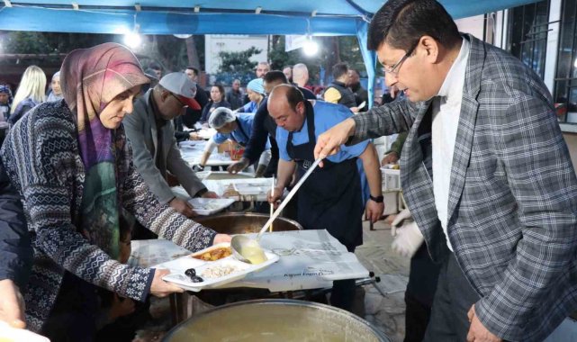 Nazilli Belediyesi'nin iftar sofralarında vatandaşlar bir araya geliyor