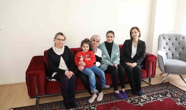 Neziha Çelik, Kütahya'ya yerleşen depremzede aileyi ziyaret etti