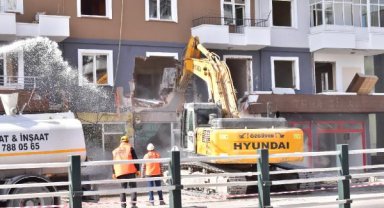 Niğde'de ağır hasarlı binalarda kontrollü yıkım