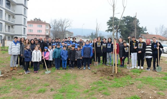 Nilüfer'de öğrenciler gelecekleri için fidan dikti