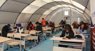 Nurdağı'nda öğrenciler, gönüllü öğretmenler eşliğinde eğitim görüyor