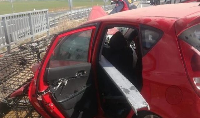 Nusaybin'de TIR'ın sıkıştırdığı otomobile bariyer ok gibi saplandı: 4 yaralı