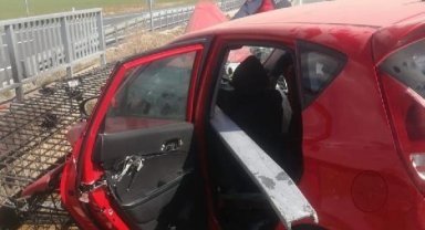 Nusaybin'de TIR'ın sıkıştırdığı otomobile bariyer ok gibi saplandı: 4 yaralı