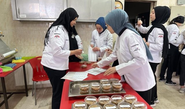 Öğrenciler depremde hayatını kaybedenler için hayır helvası dağıttı