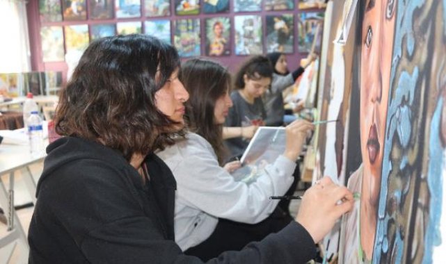Öğrencilerin yaptığı tabloların geliri, depremzedelere bağışlanacak