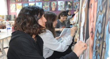 Öğrencilerin yaptığı tabloların geliri, depremzedelere bağışlanacak