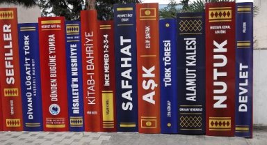 Okul duvarına 'kitap' konsepti