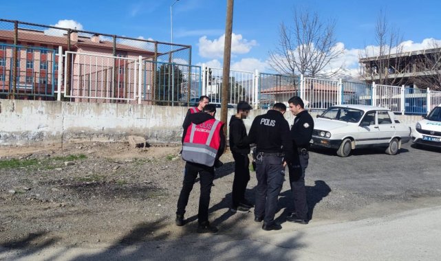 Okul önlerinde polis denetimleri sürüyor