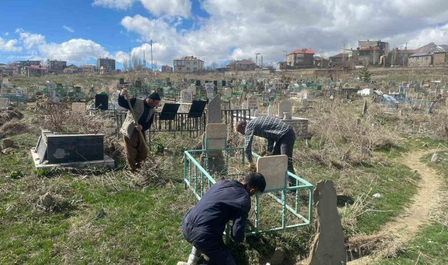 Önce namaz sonra mezarlıkta çevre temizliği