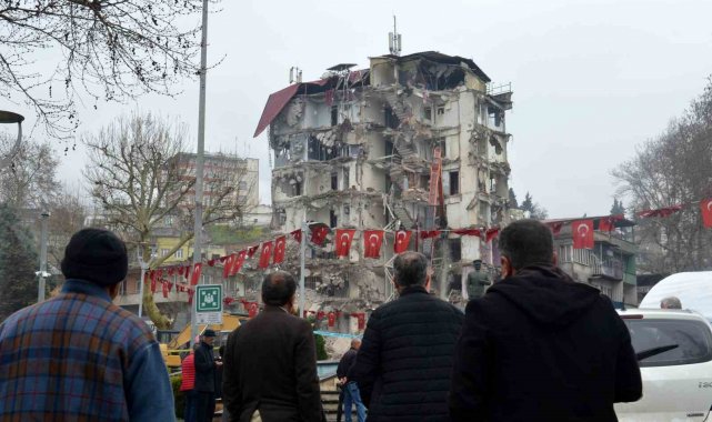 Onlarca vatandaş yıkılan ekmek teknesine son kez uzaktan baktı