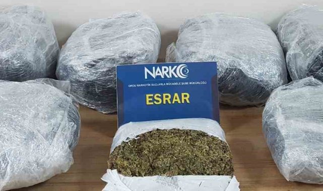 Ordu'da 'dur' ihtarına uymayan araçta 22 kilo esrar ele geçirildi