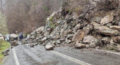 Ordu'da heyelan; düşen kayalar, yolu kapattı