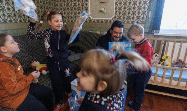 Orlando Bloom, Kiev'de savaştan etkilenen çocukları ziyaret etti