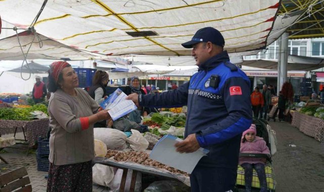 Ortaca zabıtası hem denetim yaptı, hem imsakiye dağıttı