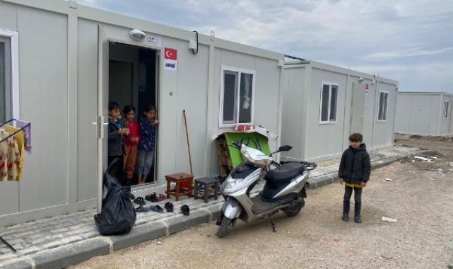 Osmaniye'de depremzedeler konteynerlere yerleştiriliyor