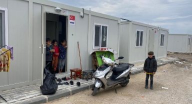 Osmaniye'de depremzedeler konteynerlere yerleştiriliyor