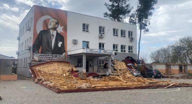 Osmaniye'de fırtına; okul çatısı uçtu, 2 otomobil hasar gördü